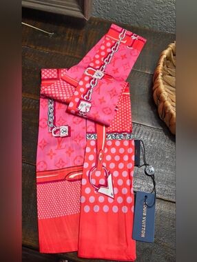 Non Branded   Popom Confidential Scarf 100% Silk